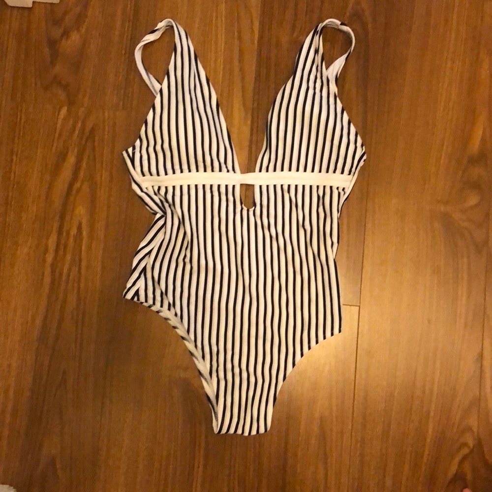 Cupshe one piece bathing suit size M